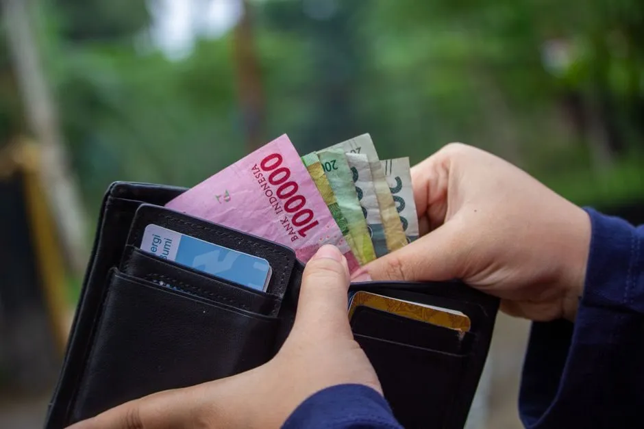 Ví da mở có tiền Việt Nam và thẻ thanh toán đã che thông tin