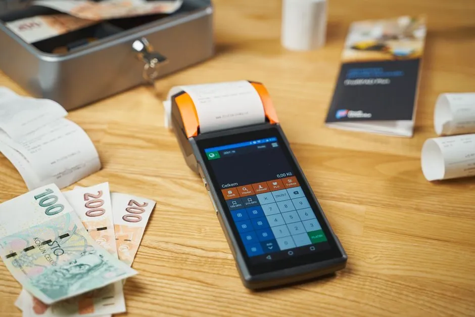 Hóa đơn, máy tính và tiền mặt tại quầy bán hàng