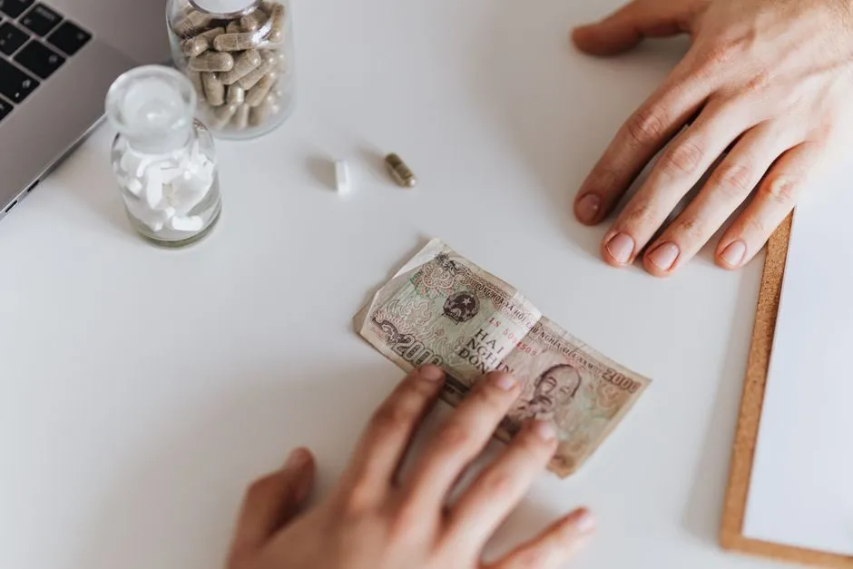Kiểm tra tờ tiền 200k thật giả trước khi sử dụng