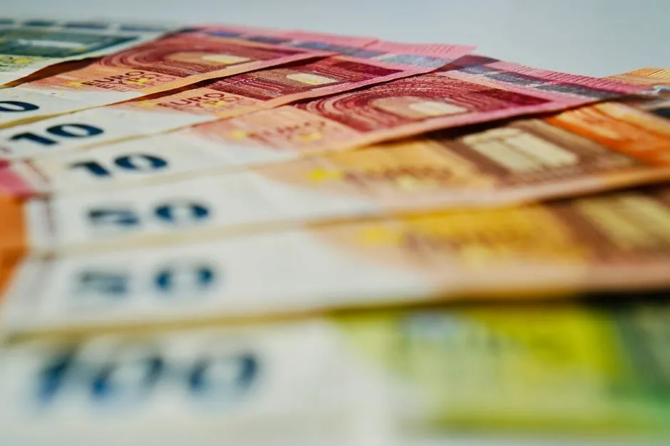 Các mệnh giá tiền euro phổ biến đặt trên bàn