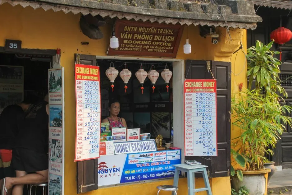Quầy giao dịch đổi ngoại tệ tại điểm thu đổi được cấp phép